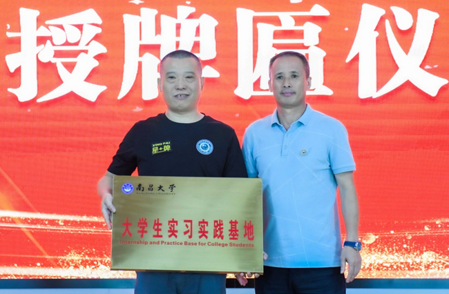国际台球学院主教练王国华（左）南昌大学体育学院院长江广金（右）