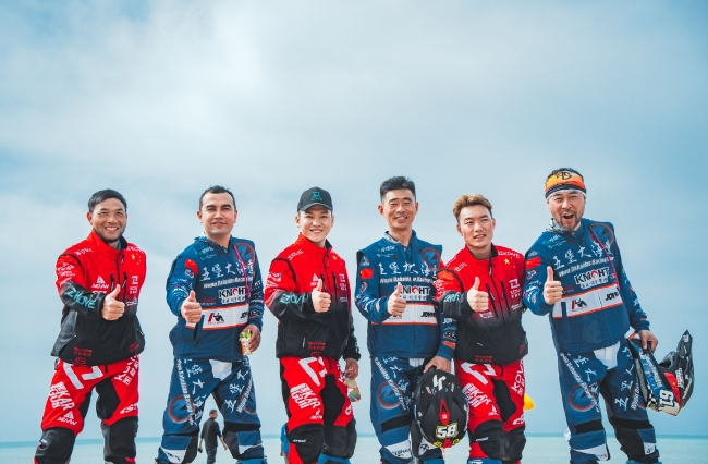 中国六名摩托车手凯旋完成了一起比赛