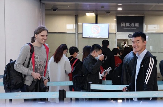 资料图 丁立人与拉波特在杭州萧山机场出发口 准备奔赴世界冠军赛