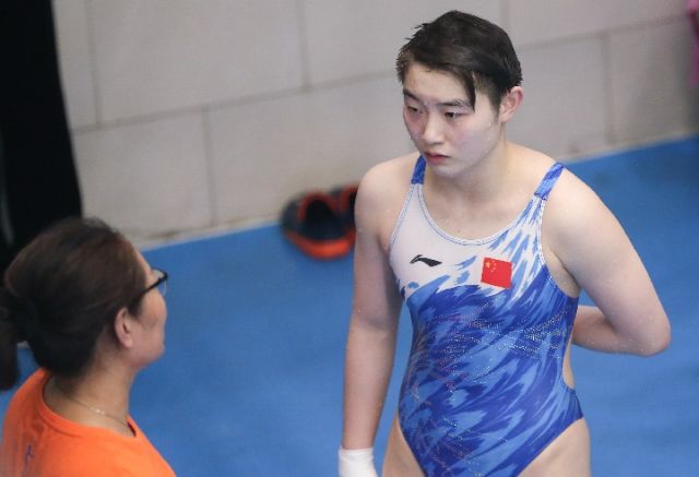 司雅杰（右）在女子10米跳台决赛间隙和教练任少芬交流。新华社发（贾浩成摄）