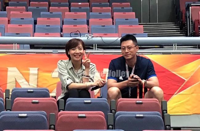 魏秋月袁灵犀赛场小聚催老公快去好好上班去