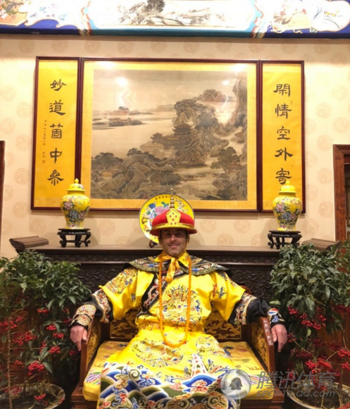 奥沙利文今年来北京时刚穿着龙袍照了一张相