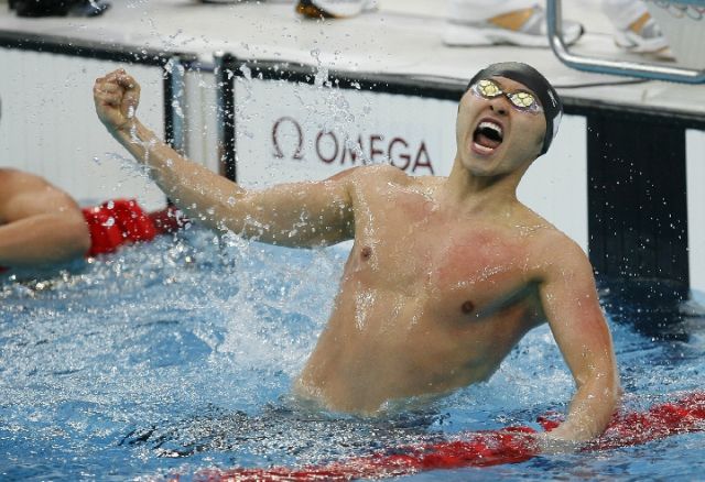资料图，北岛康介在北京奥运会男子100米蛙泳决赛后庆祝。新华社发