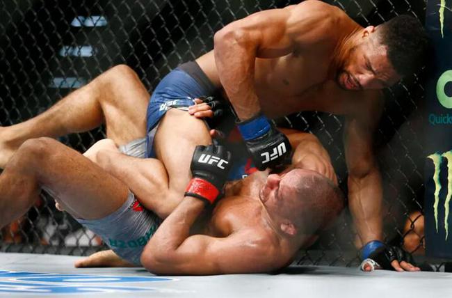 UFC FightNight128综述：凯文-李重创巴博萨TKO获胜。