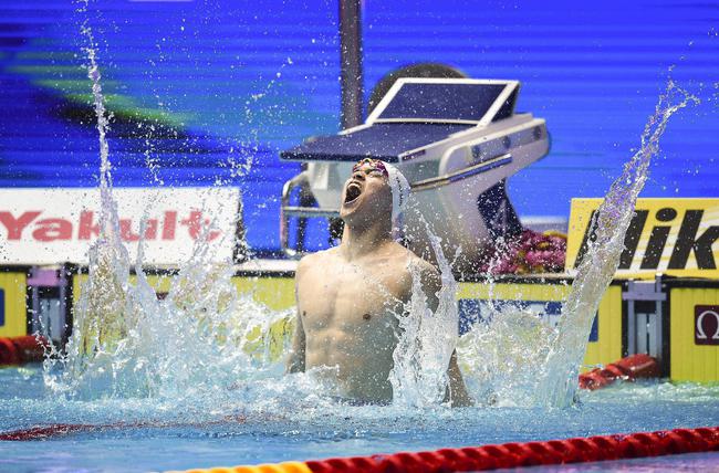 孙杨庆祝。新华社记者夏一方摄