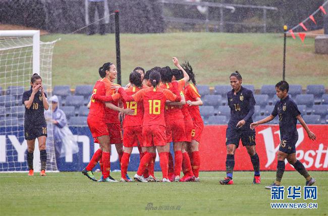 中国女足庆祝胜利