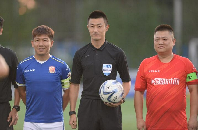 左一 中国新闻网足球队队长田博川