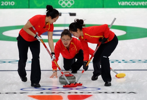 2010年2月17日，2010年温哥华冬奥会女子冰壶第二轮，王冰玉（中）领衔的中国队在对英国队比赛中。中国队最终获得该届冬奥会女子冰壶铜牌。视觉中国供图