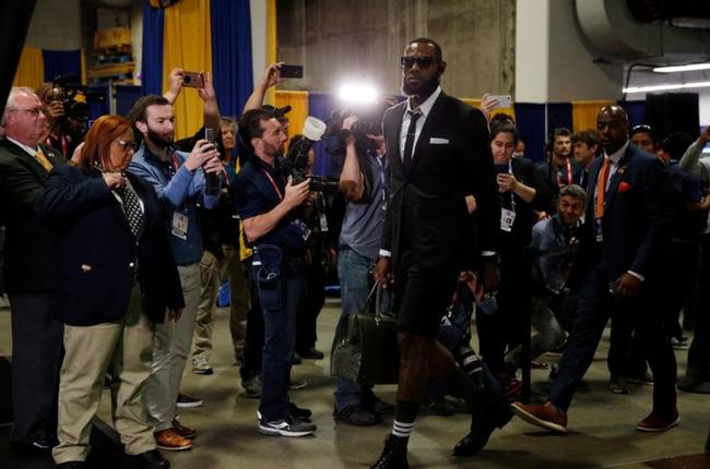 西装詹气场极为强大