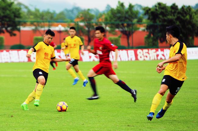 恒大西班牙足校u17队员吴俊杰控球