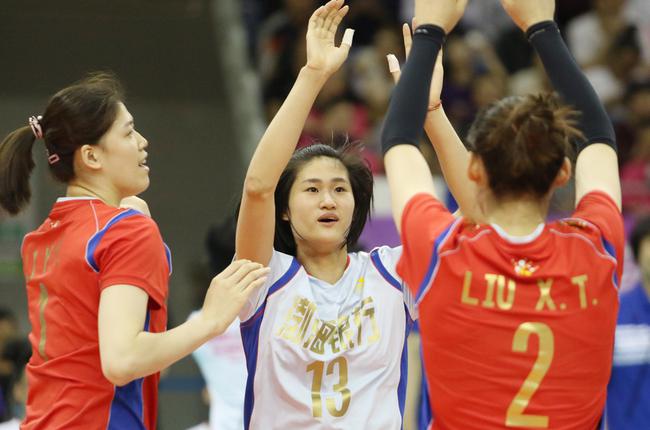 香港青年参访团参观天津体育中心 体验排球项