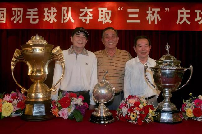 图为中国羽毛球队老一辈教练员汤仙虎（左）、王文教（中）、陈福寿与“三杯”合影