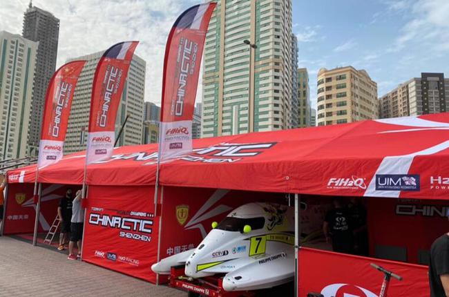 沙迦F1围场里的中国队帐篷,赛队人员在里面忙碌