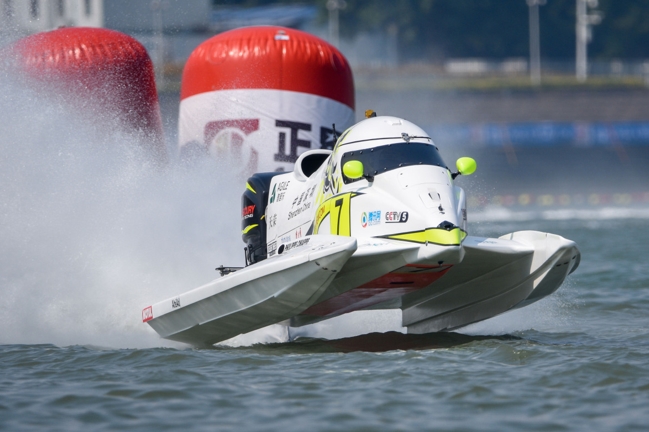 中国天荣队“三冠王”菲利普•洽培驾驶7号赛艇在五缘湾赛道飞驰