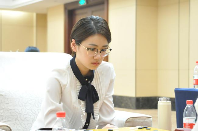 於之莹力擒崔精3连胜 当晚鏖战星阵拼完单官