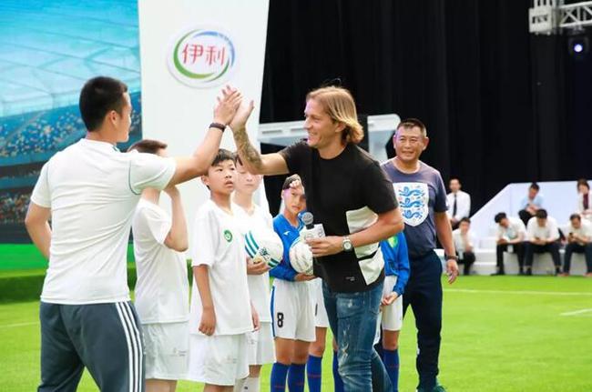 前皇马名将萨尔加多在活动现场与小球员热情互动