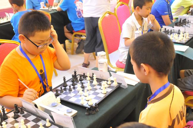 “新浪杯”国际象棋公开赛上的小选手