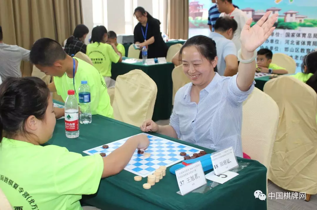 “中国体育彩票”2018年全国青少年国际跳棋夏令营 超快棋亲子赛比赛现场