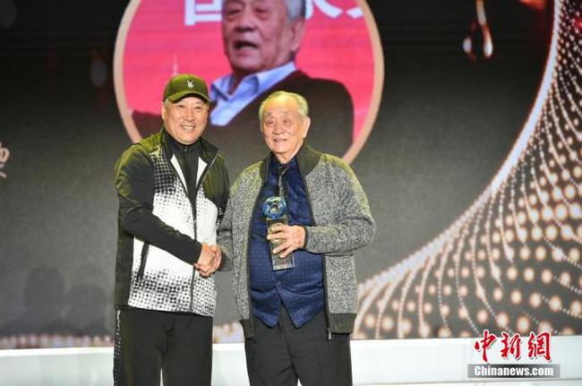 中国羽毛球队原总教练李永波为王文教献上奖杯