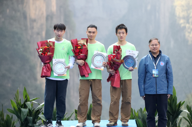 奉节县文化旅游委主任潘万山为年度总积分公开组外子前三名授奖