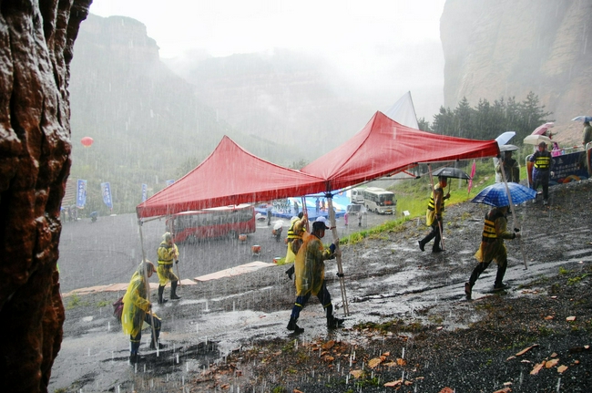 雨中进行赛事保障的工作人员们