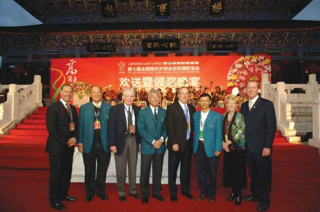 2006年李察-布龍拿（左三）、詹姆士-辛格陵（右四）於戴耀宗（左四）在麗江總聯會