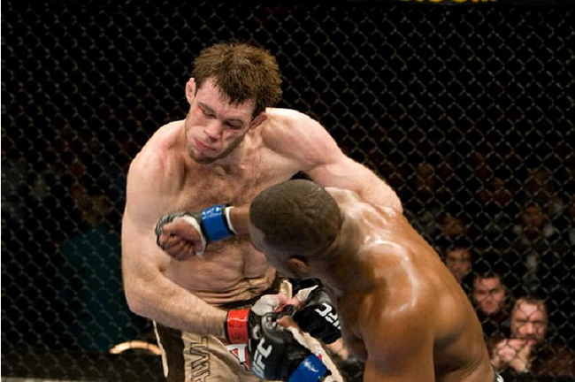 埃文斯在UFC92中KO格林芬夺冠的一幕