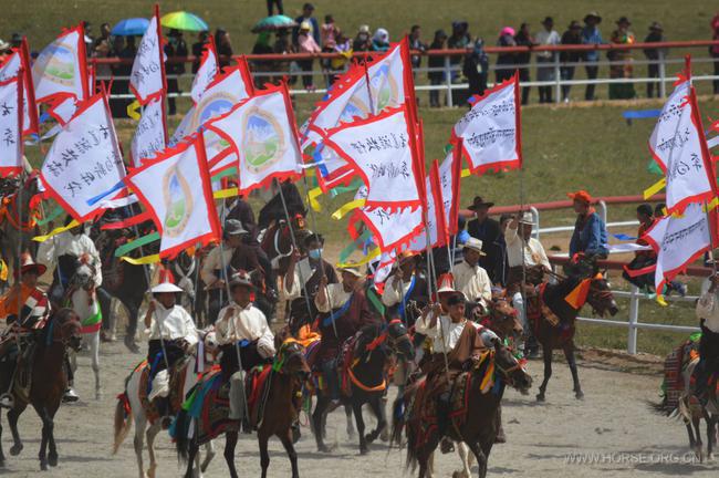 当雄县长骑马带队 400年“当吉仁赛马节”盛大绽放