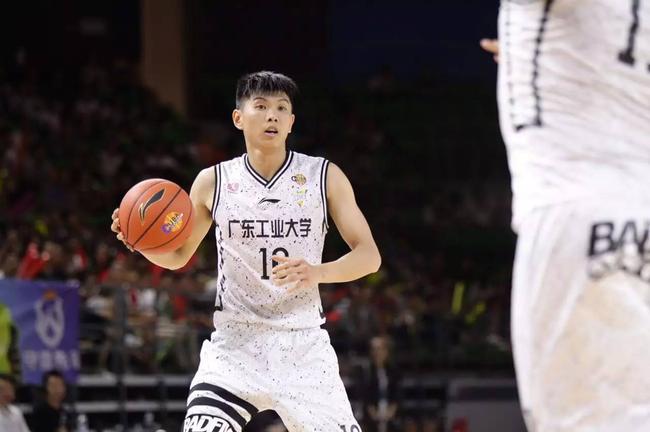 高中毕业后,金广祝选择了离开家乡,前往名校清华大学上学与打球.