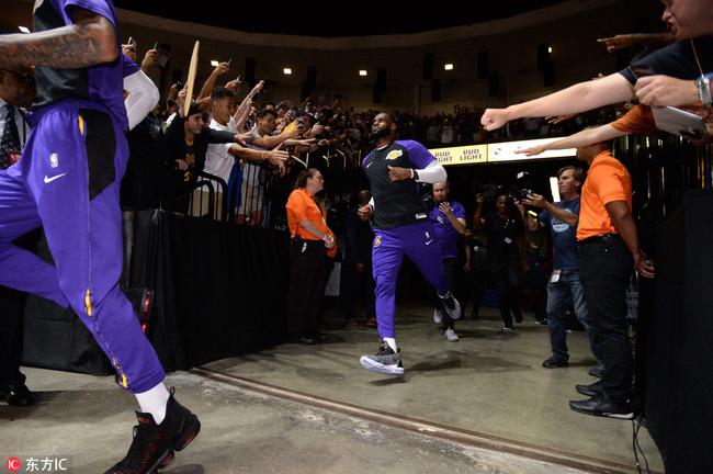 詹姆斯湖人生涯首球！