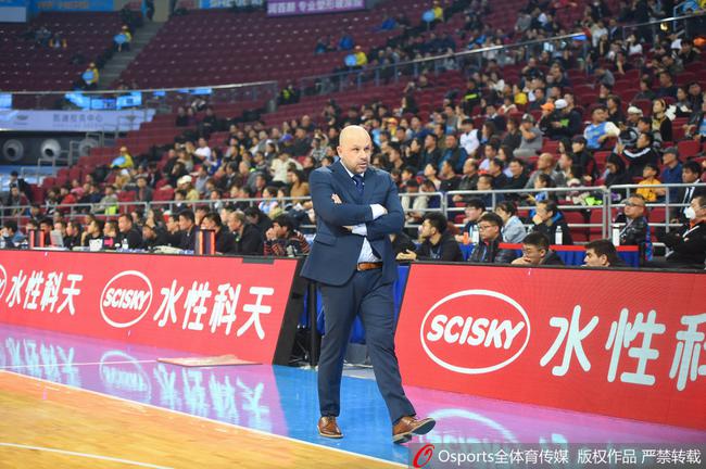 北京队主场轻松战胜同曦