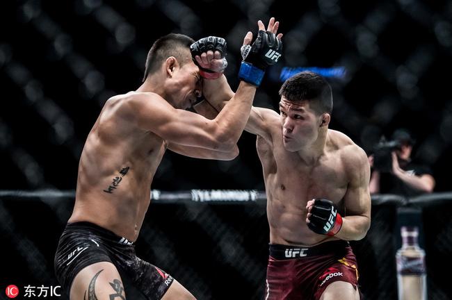 2018年11月24日，北京，2018年UFC终极格斗冠军赛北京站男子雏量级，刘平原VS马丁-戴尔。