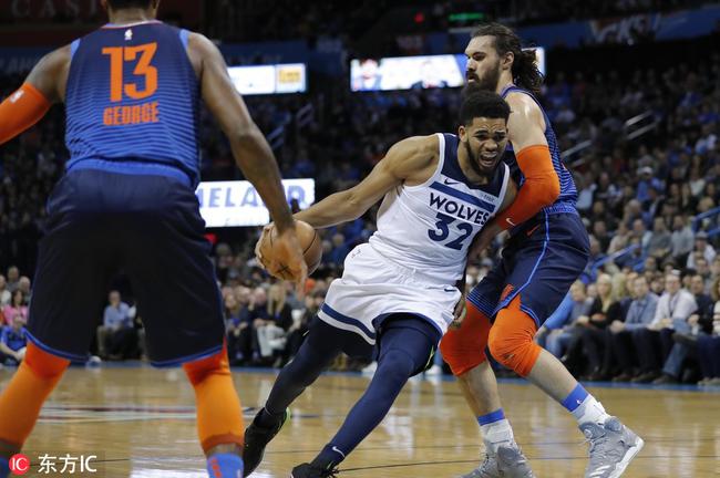 看着都疼!海王再被顶到私处 致敬追梦踢?-gif_NBA_新浪竞技风暴_新浪网