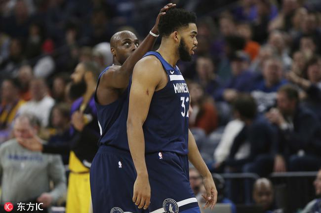 唐斯被队友安慰