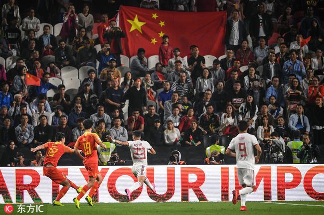 大批在阿联酋的华人球迷为国足加油呐喊