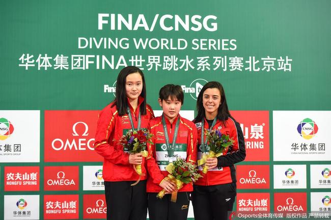 女子单人十米台前三名