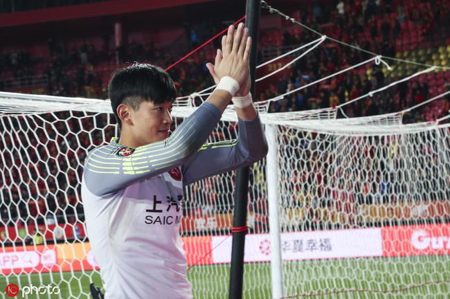 颜骏凌赛后谢场