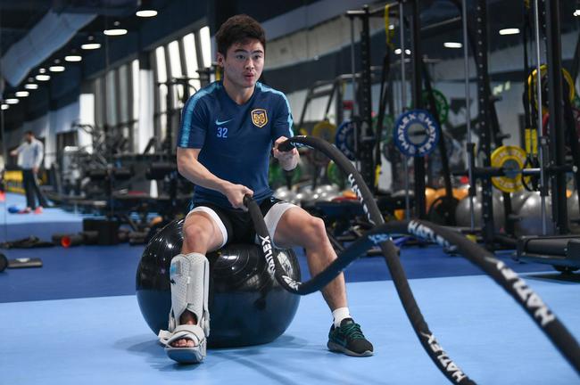 黄紫昌此前一直佩戴护具