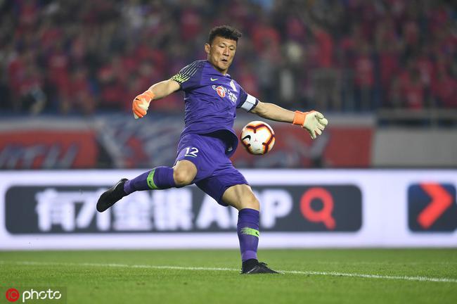 惊呆了张烈罕见业余级失误扑救后皮球自己滚进门