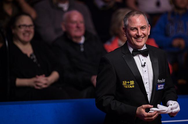 著名斯诺克裁判布兰登-摩尔