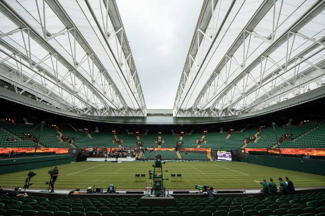 图为温网场地顶棚