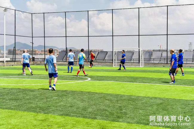 球场与天空的距离有多远？