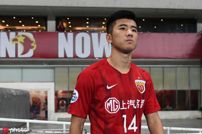 上港前锋李圣龙求婚成功 女友调皮反问[¨求婚]:你猜呢《¨送入》?