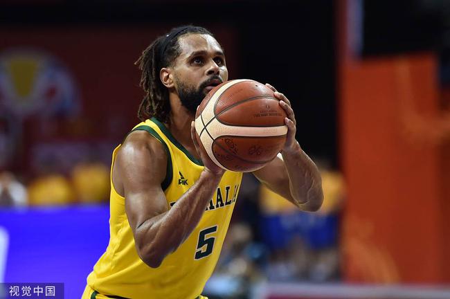 米尔斯跳踩对手脚踝 后者受伤被搀离场