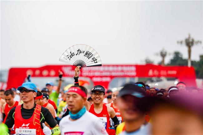 北京马拉松起跑瞬间