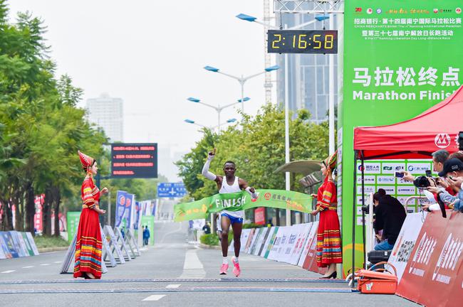 马拉松男子冠军肯尼亚选手KIURA DENIS MUGENDI