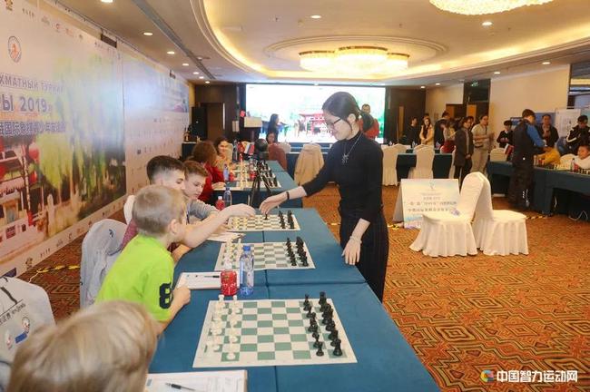 侯逸凡指導(dǎo)小棋手