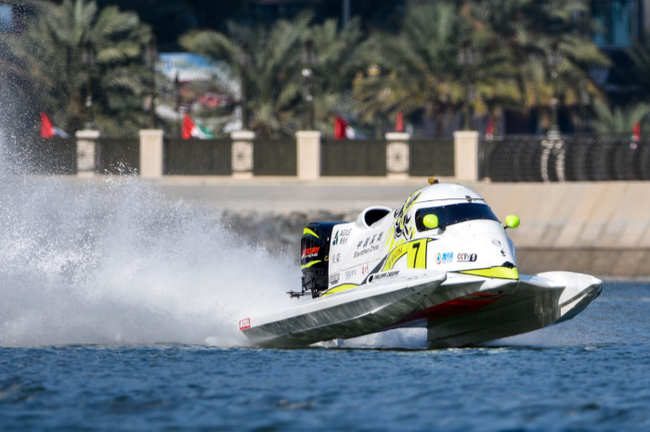 中国天荣队7号赛手菲利普•洽培驾驶赛艇在水面飞驰
