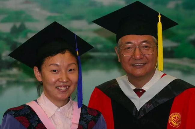 孙晋研究生毕业时与时任北大校长许智宏合影