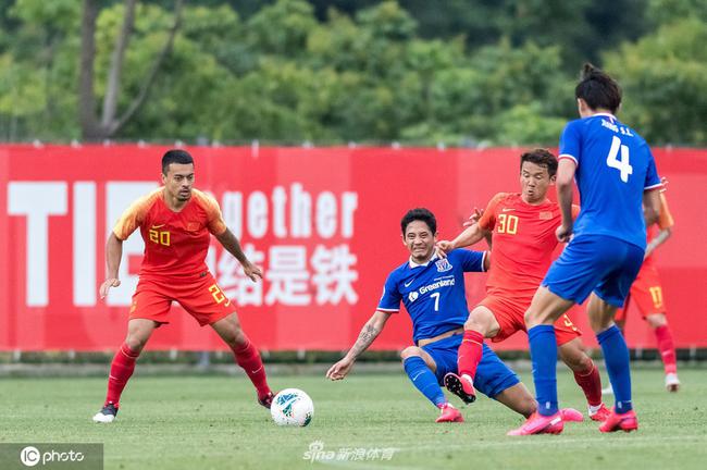 国足4-1大胜上港后，又4-0战胜申花